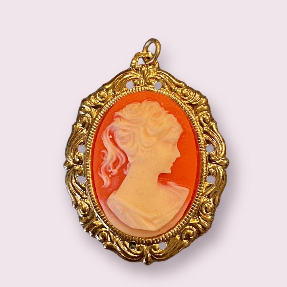 Gold toned pink cameo pendant